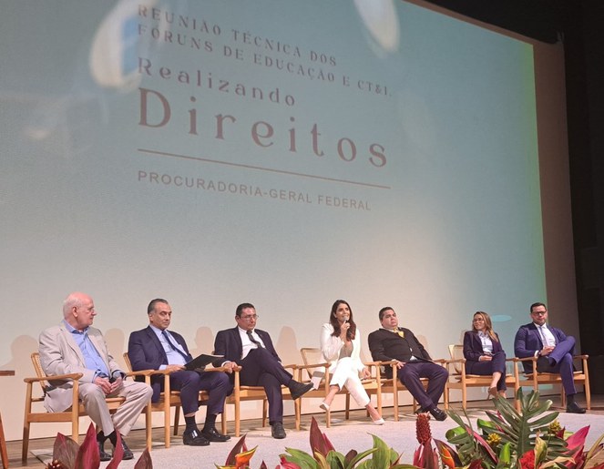 Foto mostra mulher de branco falando ao microfone