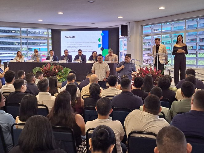 Foto mostra evento com várias pessoas