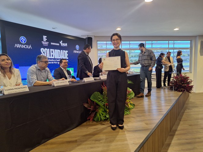 Foto mostra mulher segurando certificado