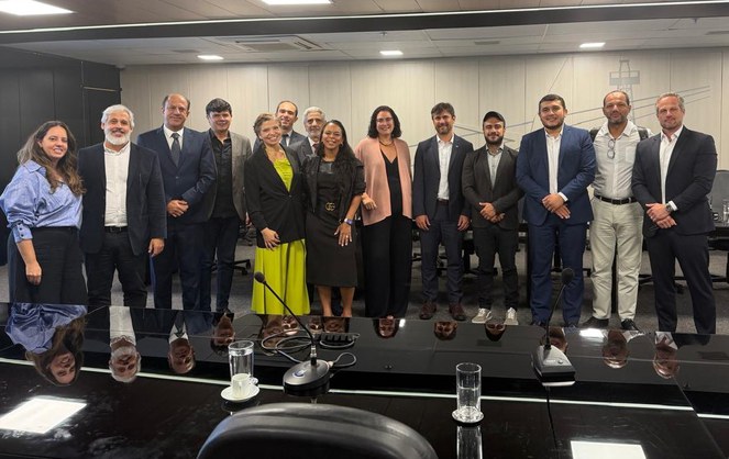 Foto mostra pessoas perfiladas para sessão de foto