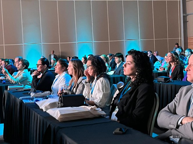 Foto mostra várias pessoas num evento