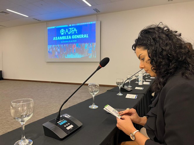 Foto mostra mulher olhando folder informativo