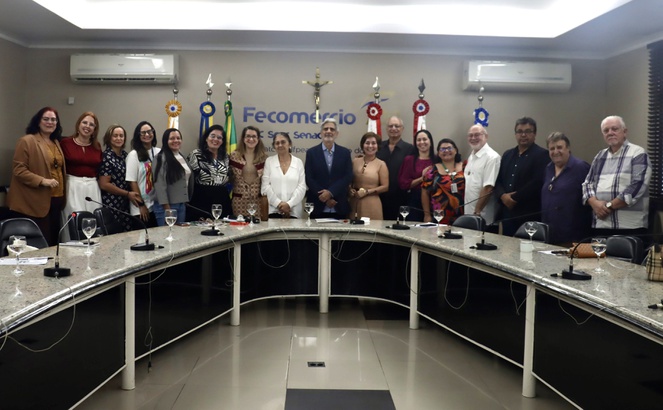 Foto mostra grupo de pessoas reunidas em um evento