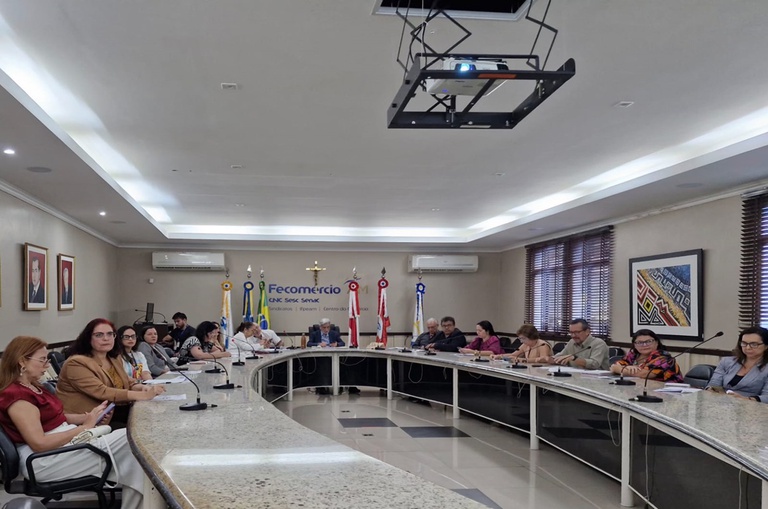 Foto mostra pessoas reunidas em um evento