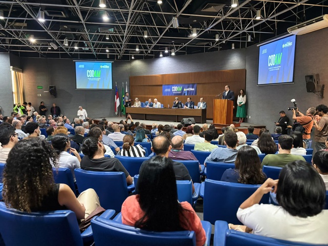 Foto mostra auditório lotado em um evento