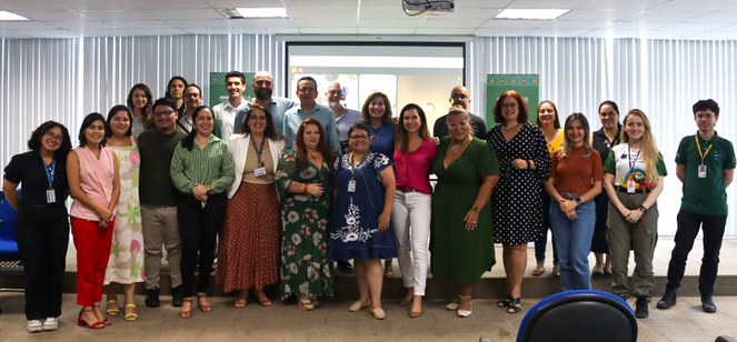 Foto mostra grupo de pessoas posando para fotografia após evento de turismo em São Paulo