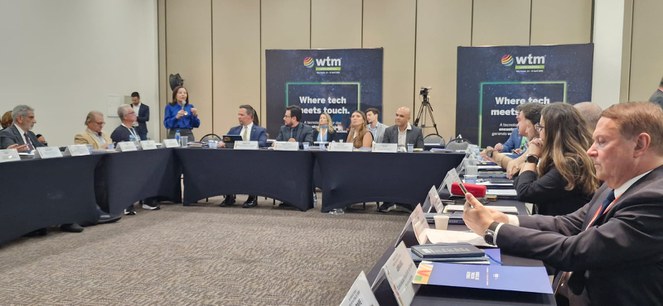 Foto mostra grupo de pessoas em reunião