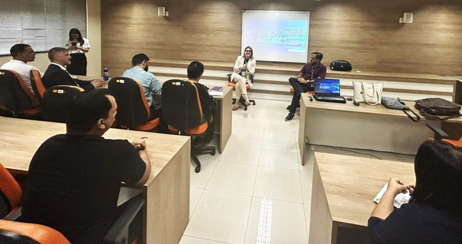 Foto mostra mulher falando em um evento