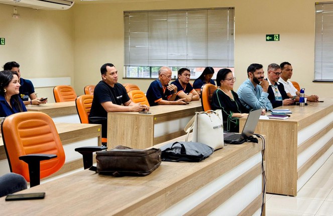 Foto mostra grupo de pessoas em um evento