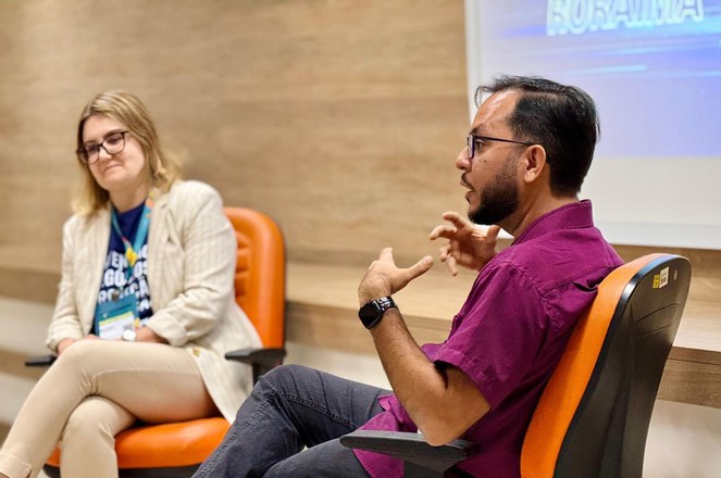 Foto mostra homem falando e gesticulando