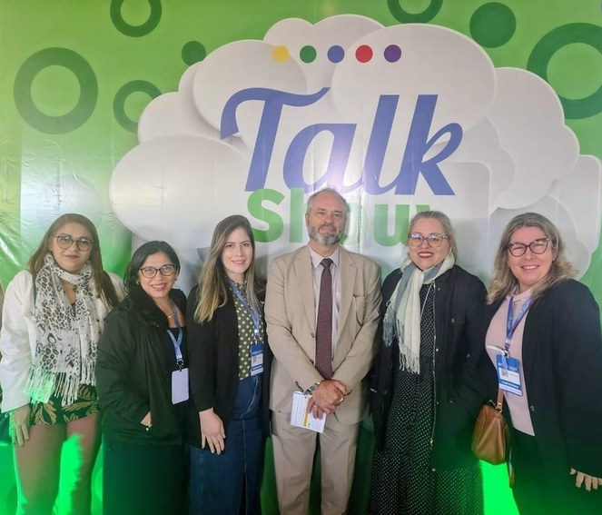 Foto mostra grupo de pessoas reunidas para um foto