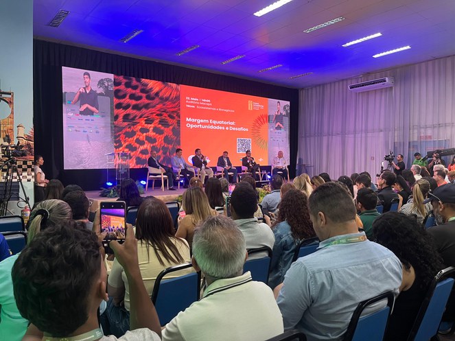 Foto mostra várias pessoas reunidos num grande evento