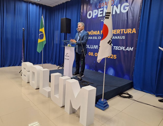 Foto mostra homem falando em público