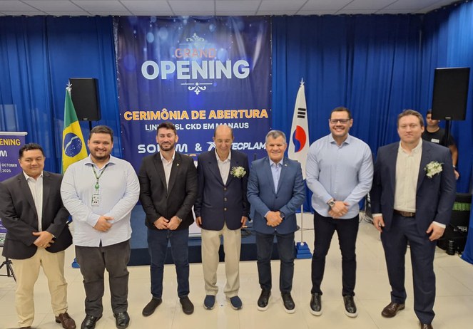 Foto mostra homens posando para foto