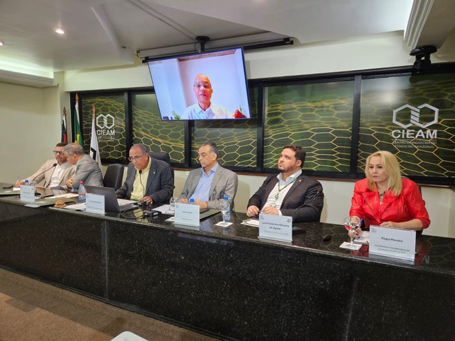 Um grupo de pessoas em uma reunião