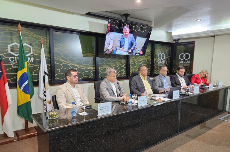 Um grupo de pessoas dialogam em uma reunião