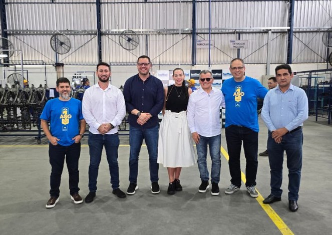 Foto mostra grupo de pessoas posando para sessão de foto