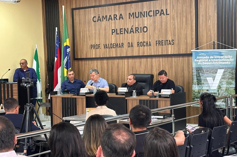 Foto mostra homem falando ao microfone