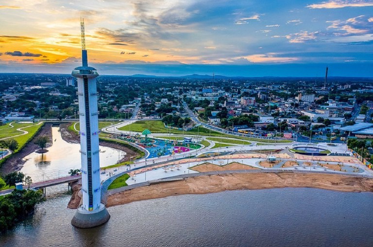 Foto mostra foto aérea de uma cidade 