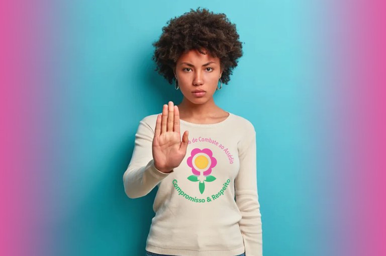 Foto mostra mulher estendendo a mão direita