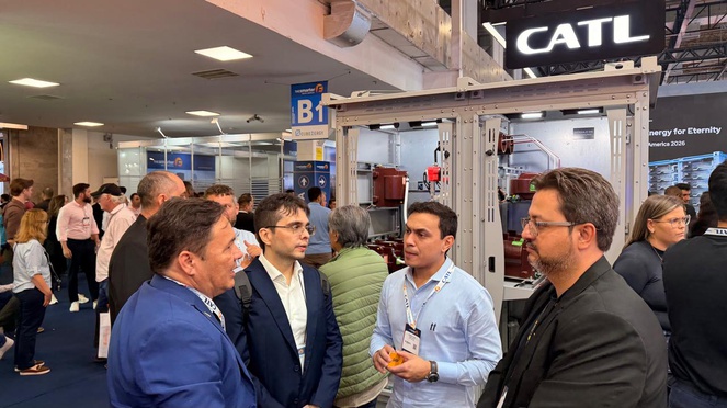 Foto mostra pessoas conversando em um evento