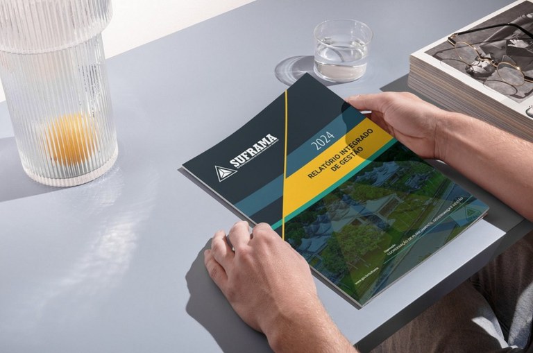 Foto mostra mãos segurando um livro