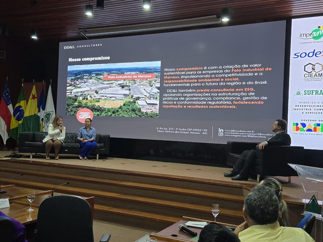 Foto mostra debate com participação de mulheres e telão de fundo