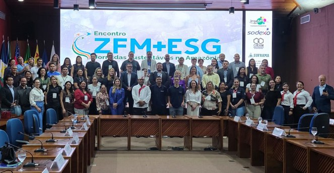 Foto mostra grupo de pessoas posando para sessão de foto