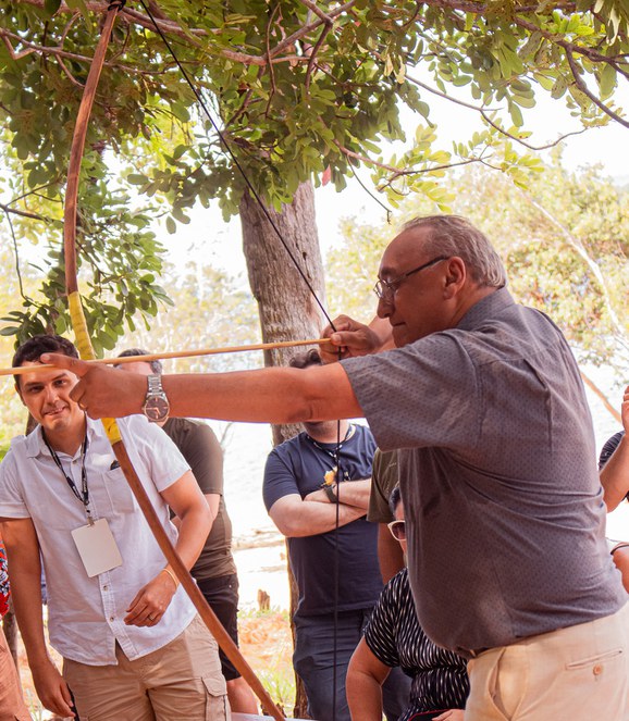 Foto mostra homem com arco e flecha