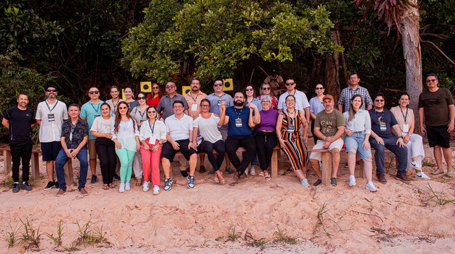 Foto mostra pessoas posando para sessão de fotografia