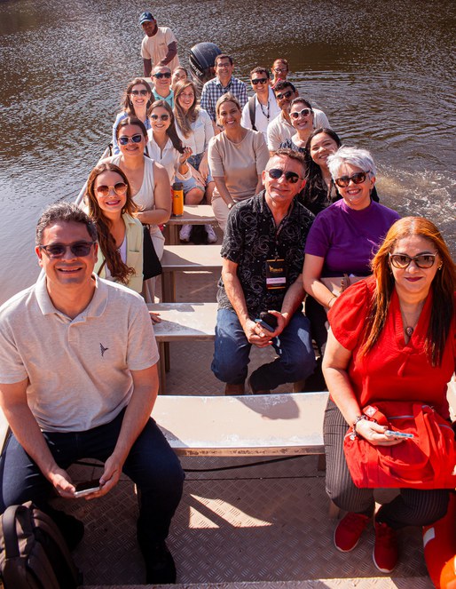 Foto mostra pessoas numa embarcação
