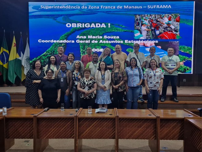 Foto mostra pessoas posando para sessão de fotos
