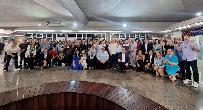 Foto mostra pessoas juntas numa foto