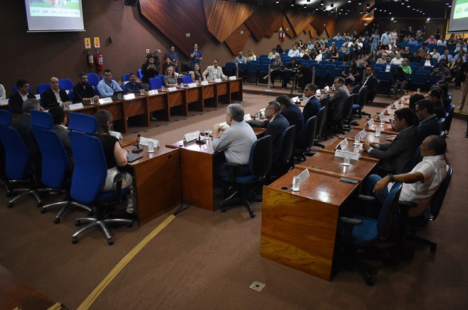 Foto mostra evento em um auditório lotado