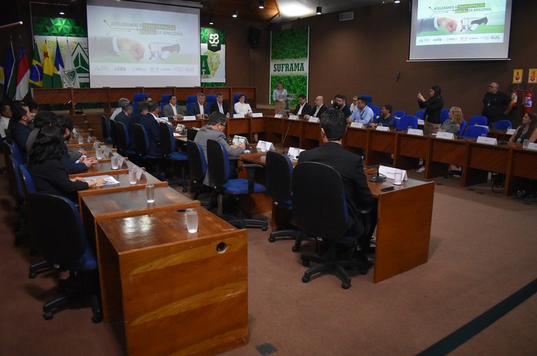 Foto mostra evento em auditório lotado