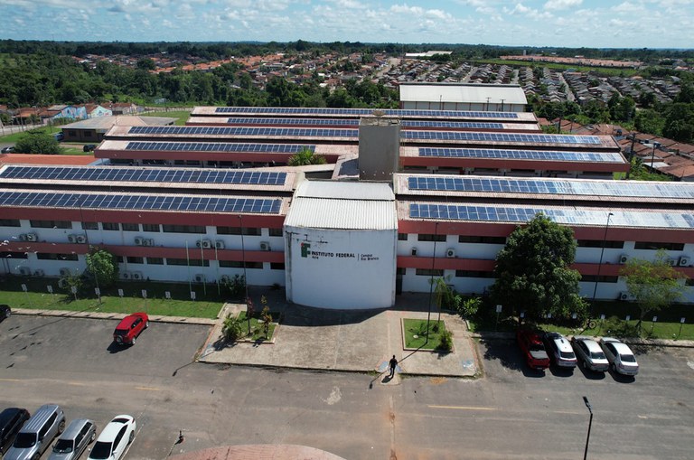 Foto mostra fachada de um prédio