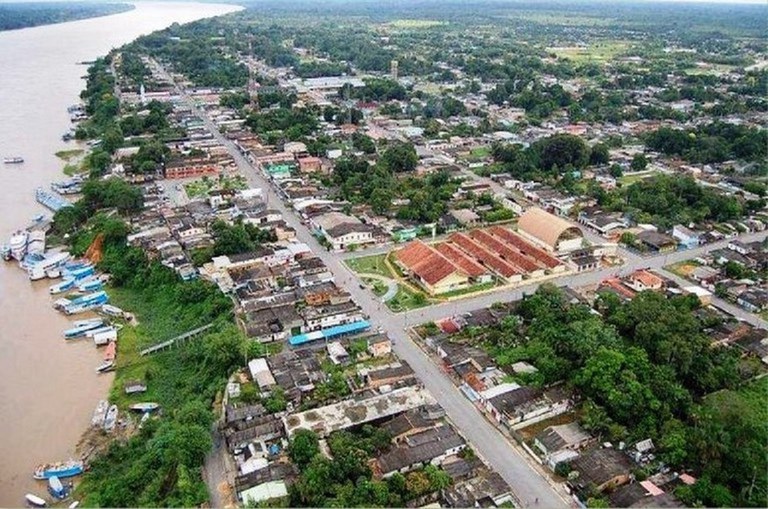 Foto mostra uma imagem aérea de uma cidade