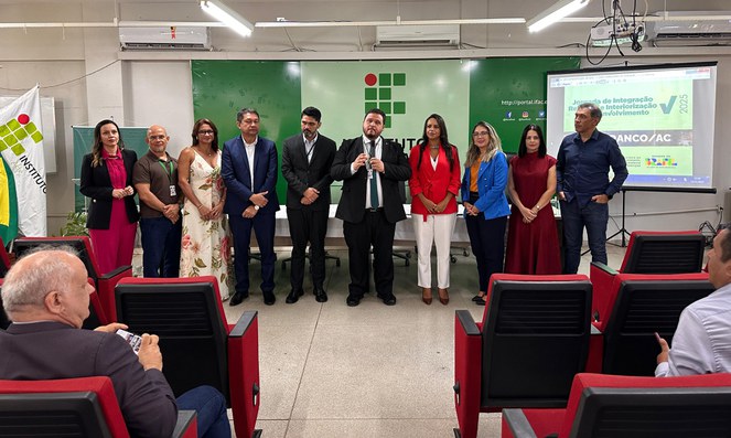 Foto mostra pessoas posando para foto