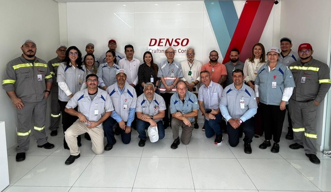 Foto mostra pessoas posando para foto