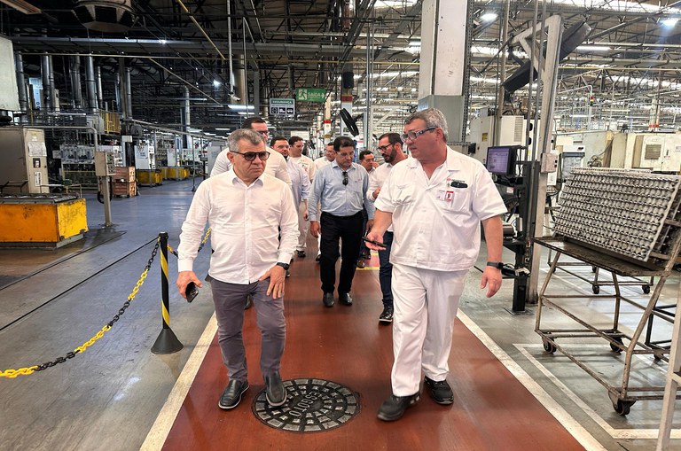 Pessoas andando na fábrica