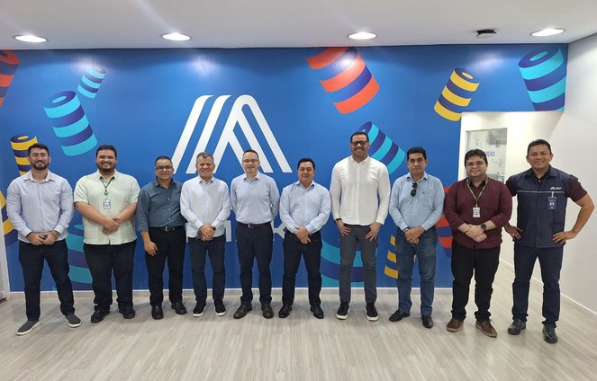 Foto mostra grupo de homens posando para uma sessão de foto