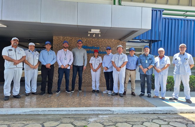 Foto mostra grupo de pessoas posando para foto