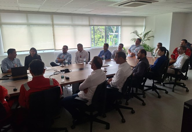 Foto mostra grupo de pessoas em reunião