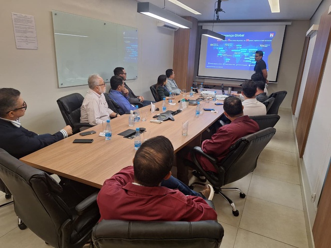 Foto mostra homem em pé fazendo uma explanação com o apoio de um telão