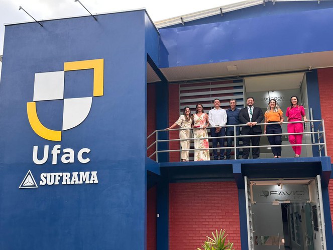 Foto mostra pessoas posando para sessão de foto em prédio bonito