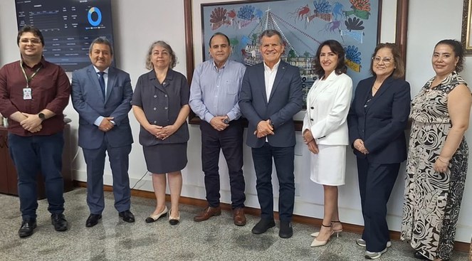 Foto mostra grupo de pessoas posando para sessão de foto