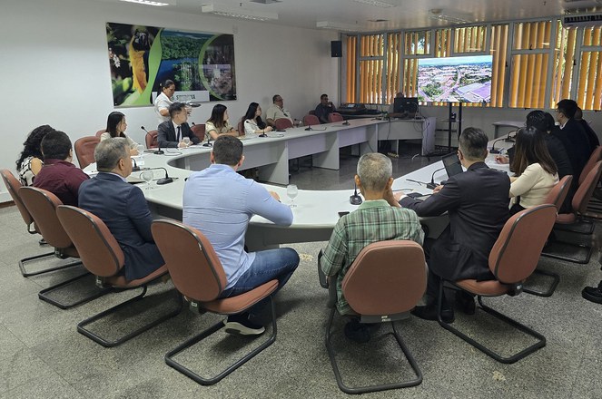 Foto mostra grupo de pessoas assistindo a um vídeo institucional