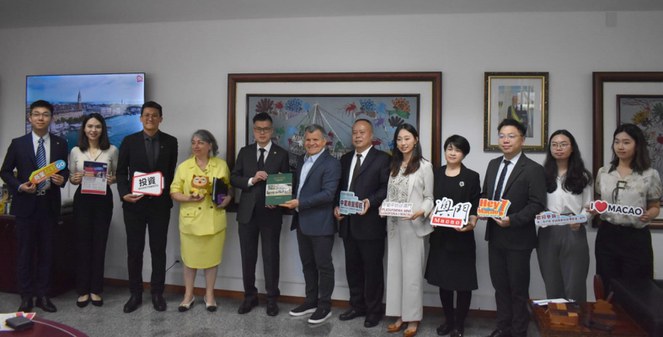 Foto mostra grupo de brasileiros e chineses posando para fotografia, após reunião