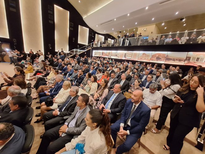 Foto mostra auditório lotado