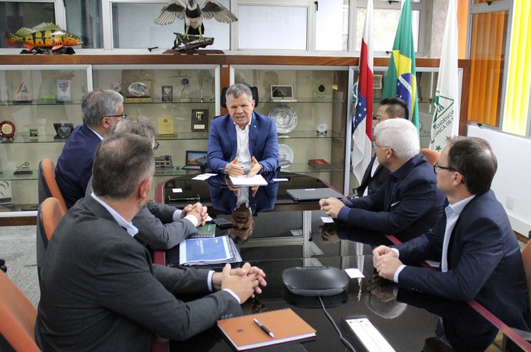 Foto do superintendente da Suframa falando na reunião com representantes da Vipal Borrachas